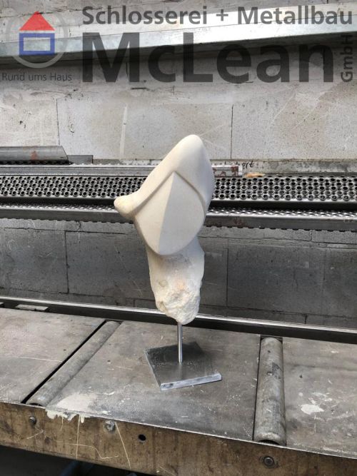 Maske mit Helm aus Stein